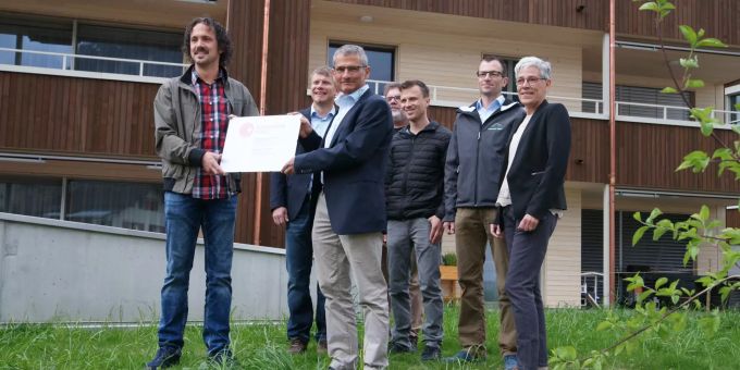 Von links nach rechts: Geschäftsstellenleiter Pro Holz Unterwalden Christoph Aeschbacher, Korporationspräsident Remo Berchtold, Korporationsvizepräsident Remo von Ah, Architekt Bärti Halter, Bauleiter Fabian Wälti, Korporationsrat Daniel Enz, Sandra Amgarten Giswil