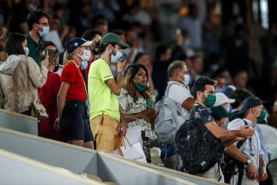 Wegen der Corona-Sperrstunde mussten die Fans beim French-Open-Viertelfinale von Novak Djokovic und Matteo Berrettini bereits vor Spielende das Stadion verlassen.