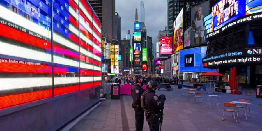 Polizisten im Mai am New Yorker Times Square
