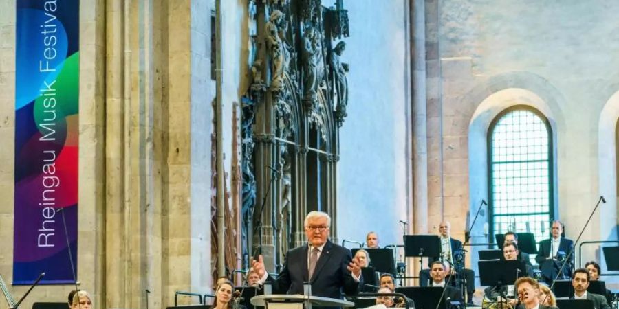 Bundespräsident Frank-Walter Steinmeier hält seine Eröffnungsrede in der Basilika von Kloster Eberbach. Foto: Andreas Arnold/dpa