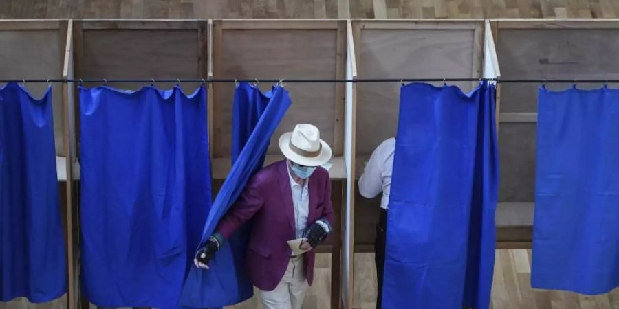 Ein Mann verlässt in einem Wahllokal eine Wahlkabine. Zum zweiten Mal innerhalb einer Woche sind Französinnen und Franzosen zu den Regionalwahlen im Land aufgerufen. Foto: Laurent Cipriani/AP/dpa