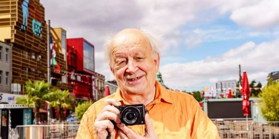 Günter Zint auf der Hamburger Reeperbahn: Über Jahrzehnte hat der Fotograf das pulsierende Leben der Hansestadt eingefangen. Foto: Axel Heimken/dpa
