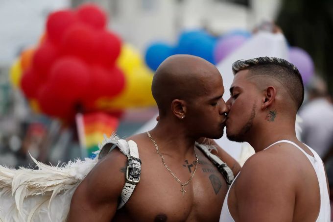 Zwei Männer an der Pride-Parade in Paris. paris