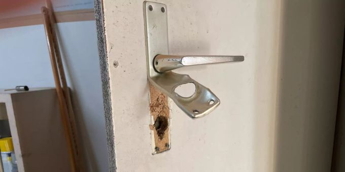 Mehrere Türen wurden aufgebrochen. Einbruch