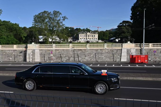 Der Aurus Senat ist die Präsidenten-Kutsche von Wladimir Putin. Das Auto soll ihn sogar vor dem vollständigen Untertauchen schützen. Wladimir Putin Gipfel Biden