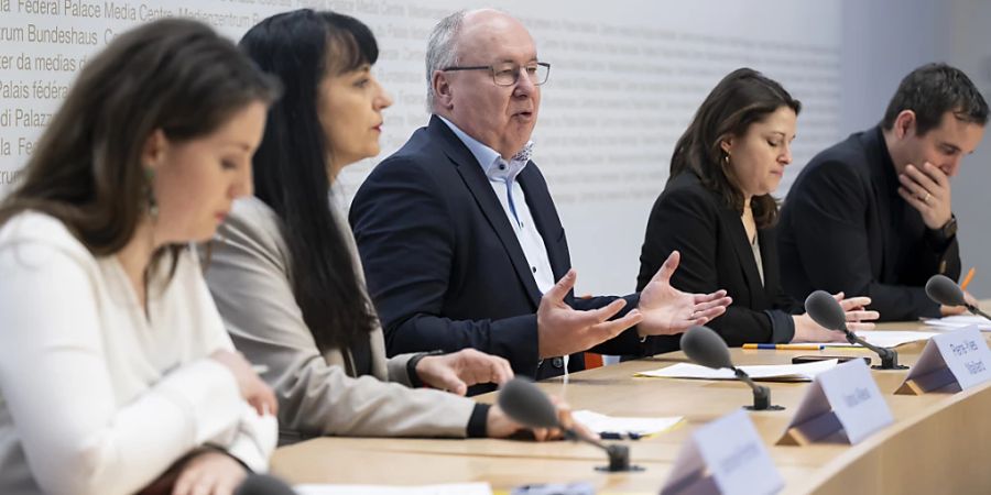 Pierre-Yves Maillard (Mitte), SP-Ständerat und Präsident des Schwiezerischen Gewerkschaftsbundes, legt in Bern vor den Medien die Argumente für eine 13. AHV-Rente dar.