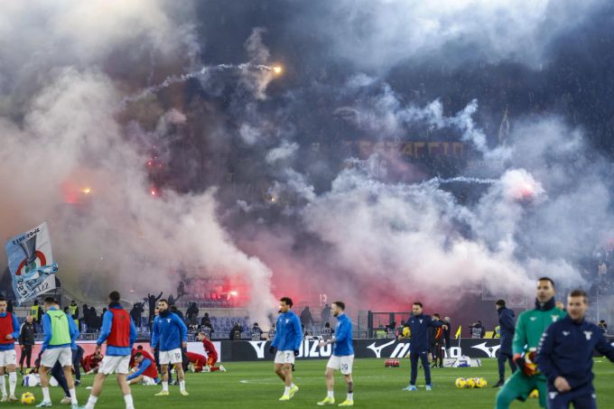 Beim Derby zwischen Lazio und der AS Roma kommt es regelmässig zu Krawallen. AS Roma Lazio