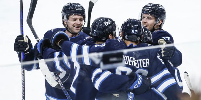 Die Winnipeg Jets und Nino Niederreiter jubeln über den Heimsieg. NHL
