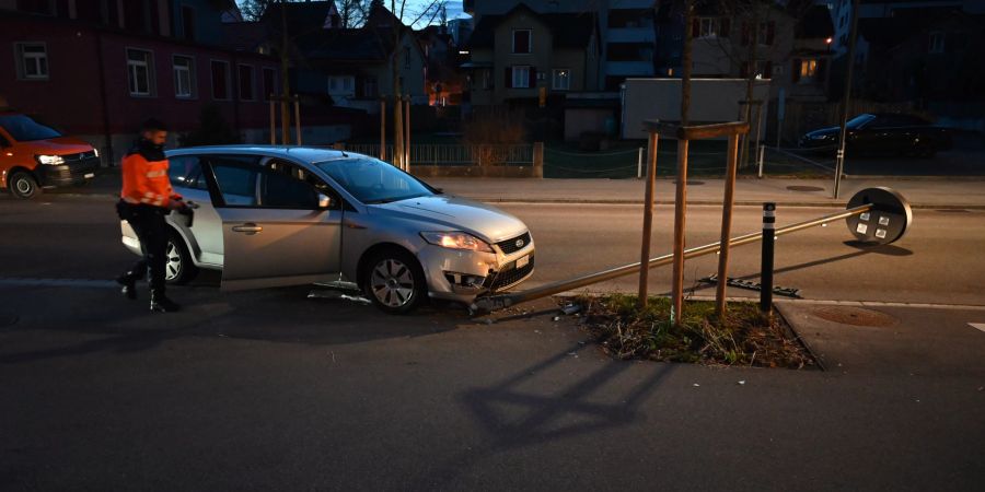 In Strassenlaterne geprallt