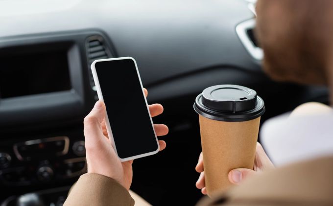 Die Aufmerksamkeit während dem Autofahren muss auf dem Verkeher liegen. Rechtsschutz