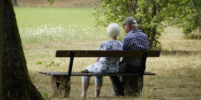 Ein Rentnerpaar lebt knapp mit dem Nötigsten – trotzdem verzichten sie auf Almosen vom Staat. (Symbolbild) Rentnerpaar