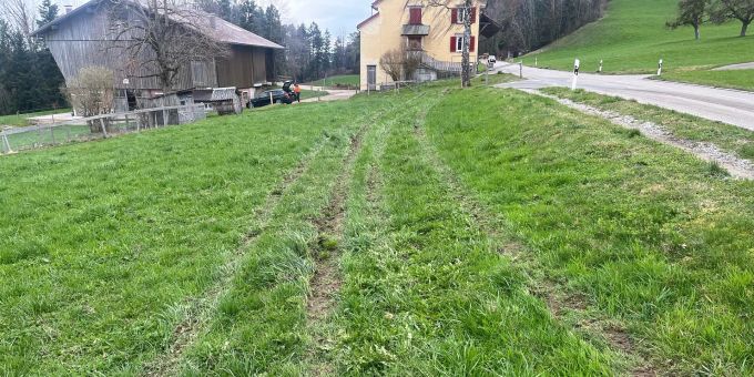 Jonschwil SG - Ins Wiesland abgekommen und gegen Baum geprallt