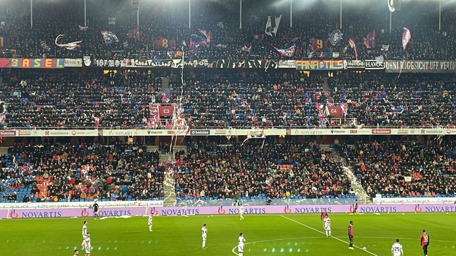 Am Samstagabend feuern sie ihre Mannschaft deshalb vom Oberrang auf der Gegengerade an.