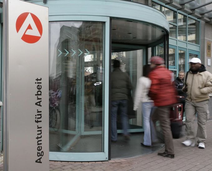 64 Prozent der Deutschen sind überzeugt, dass sich Menschen wegen der Bürgergeld-Erhöhung gegen eine Erwerbstätigkeit entscheiden könnten. (Symbolbild) Bürgergeld Arbeitslosigkeit Erwerbstätigkeit Fehlanreize