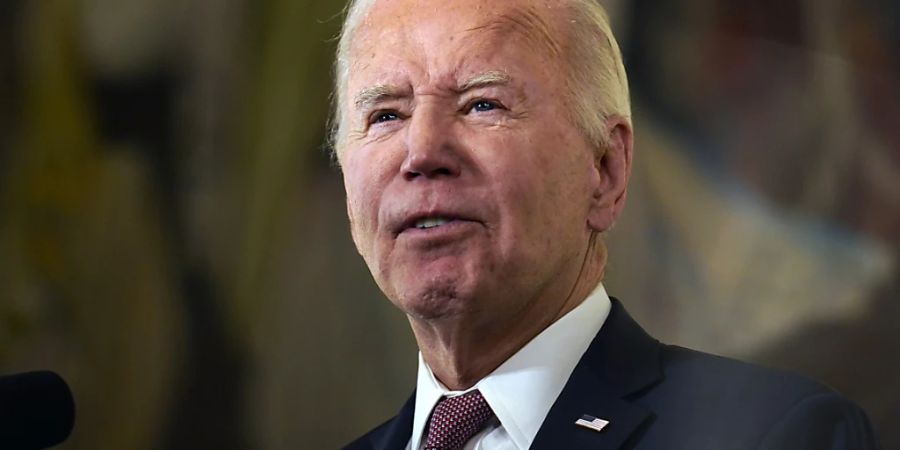 Joe Biden, Präsident der USA, hält eine Rede in Charleston. Gegenüber Journalisten in Washington sagte Biden, das US-Militär werde seine Angriffe auf Stellungen der vom Iran unterstützten Huthi-Miliz im Jemen fortsetzen. Foto: Stephanie Scarbrough/AP/dpa