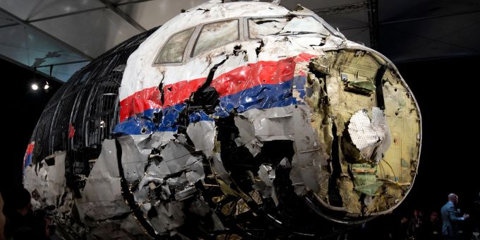 Die aus Trümmern wieder zusammen gesetzte Boeing 777 der Malaysia Airlines, die als Flug MH17 über der Ukraine abgeschossen wurde, steht in einer Halle. Boeing 777