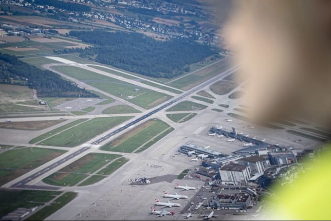 Die Piste 28 am Flughafen Zürich. Piste 28 Flughafen Zürich