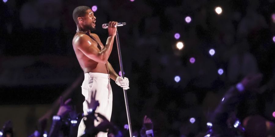 Usher überraschte zahlreiche Zuschauer beim Super Bowl mit einem Strip-Tease.