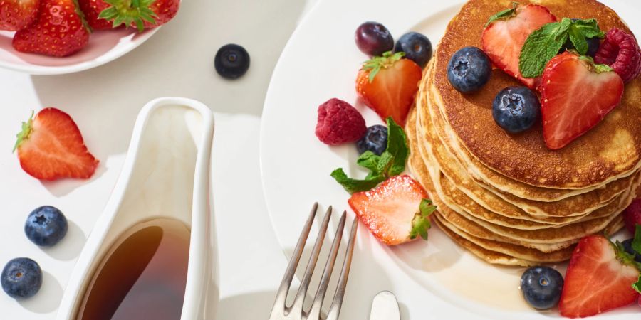 pfannkuchen, ahornsirup, erdbeeren, weisser hintergrund