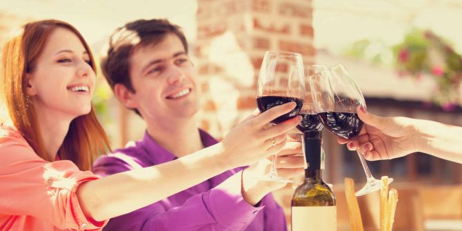 Frau Mann Weingläser Rotwein