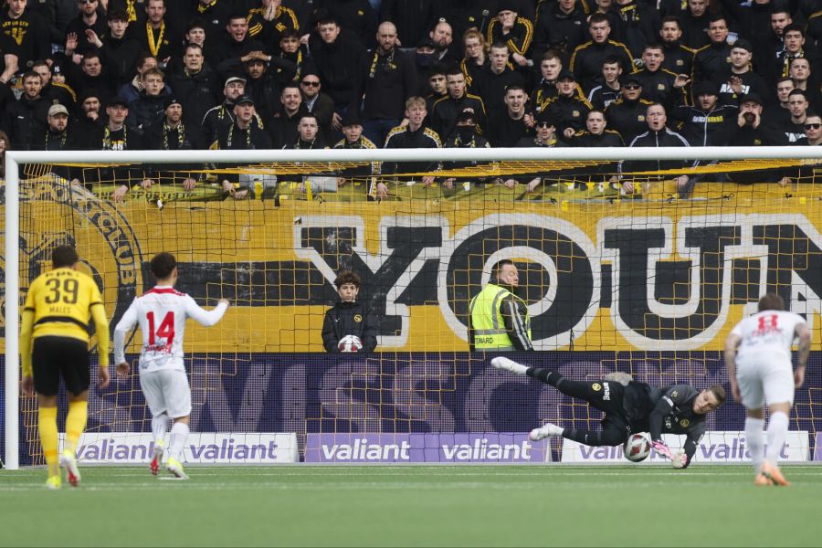 David von Ballmoos hält den Penalty von Ismail Gharbi und bewahrt sein Team vor einem Rückstand.