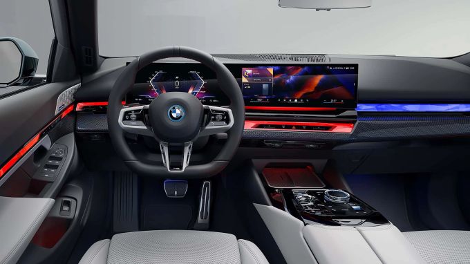 Das Cockpit begeistert mit edlen Materialien und einer perfekt integrierten Bedienung über das Curved Display BMW i5 Touring eDrive