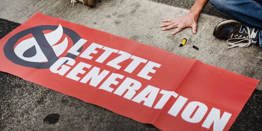 Ein Aktivist der Letzten Generation klebt seine Hand auf einer Strasse fest. Solche Klebeaktionen hat die Gruppe inzwischen aufgegeben - und nun eine Kandidatur für das Europaparlament angekündigt (Archivbild).