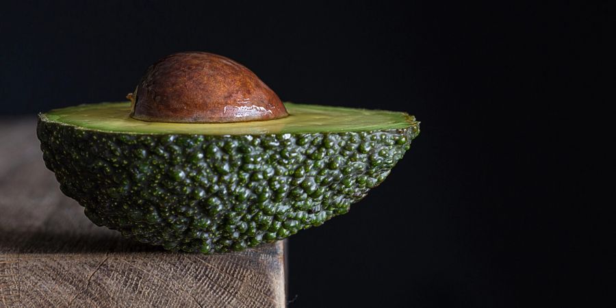 avocado, schwarzer hintergrund