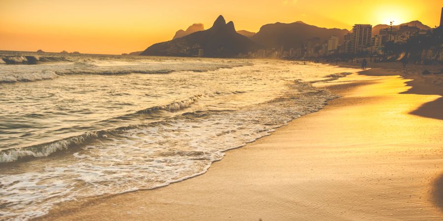 Stimmungsvolles Bild vom Strand von Ipanema am Abend.