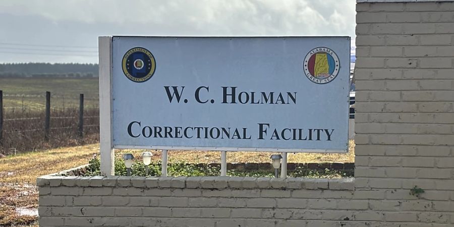 Ein Schild der Holman Correctional Facility in Atmore, Ala. ist zu sehen. In den USA ist erstmals ein zum Tode verurteilter Mensch mittels einer neuen Stickstoff-Methode hingerichtet worden. Foto: Kim Chandler/AP