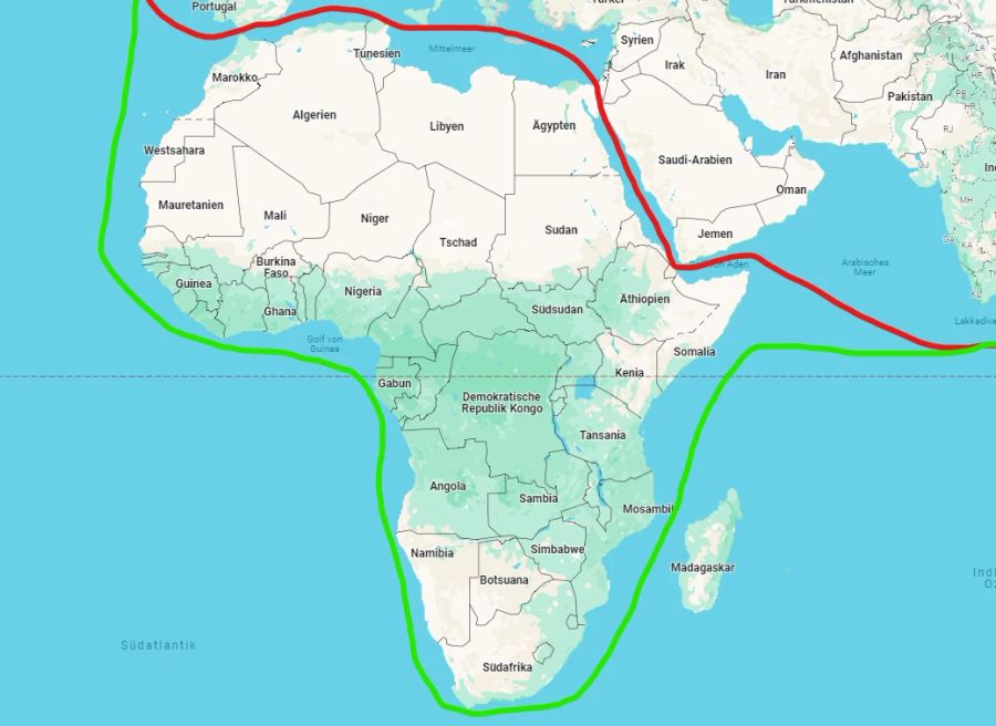 Alternativ fahren die Schiffe nun rund um Afrika (grüne Linie) zurück nach Europa. So können sie die Route durch das Rote Meer (rote Linie) umgehen.