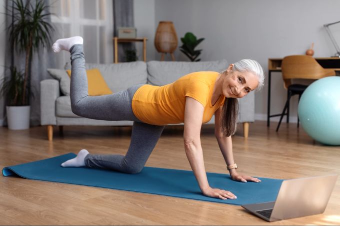 Pilates kennt kein Alter und ist gerade im Alter eine hervorragende Möglichkeit, sich geistig und körperlich fit zu halten. Ältere Frau beim Pilates