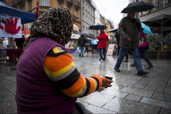 Bettlerinnen und Bettlern aus Osteuropa solle man am besten gar kein Geld geben, erklärt die Fremdenpolizei. (Symbolbild) Betteln Bettler Clans Menschenhandel