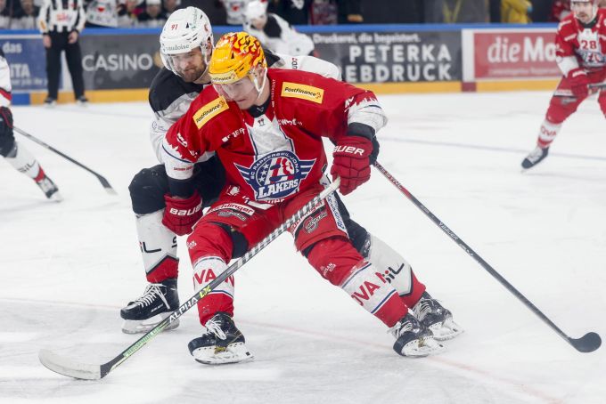 Rapperswil-Jona Lakers PostFinance Top Scorer Tyler Moy, vorne, gegen Lausannes Fabian Heldner waehrend der Meisterschaftspartie der National League zwischen den SC Rapperswil Jona Lakers und dem HC Lausanne, am Dienstag, den 30. Januar 2024, im Lido in Rapperswil. (PostFinance/KEYSTONE/Christian Merz) SCRJ Lakers Lausanne