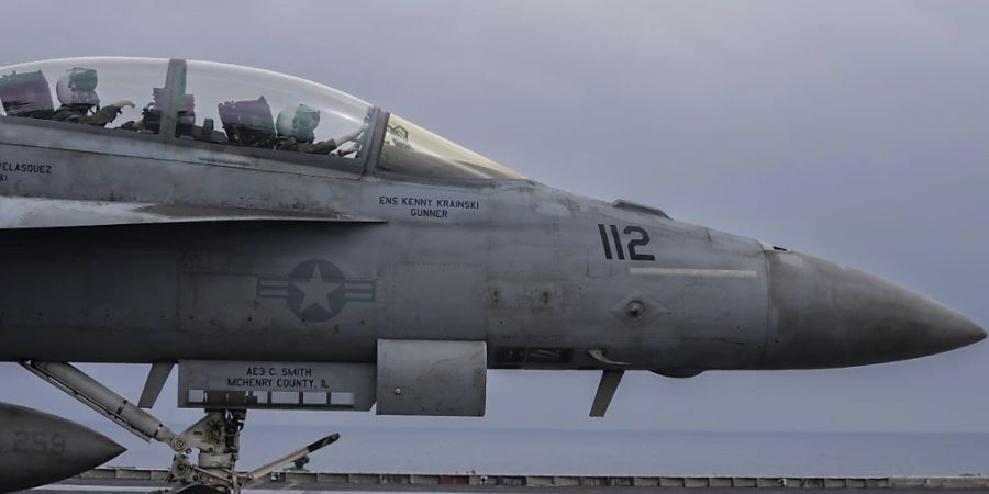 ARCHIV - Ein Kampfflugzeug Typ F/A-18F Super Hornet startet vom Flugzeugträger «USS Dwight D. Eisenhower» (CVN-69), auch bekannt als «IKE». Die Streitkräfte der USA und Grossbritanniens haben erneut Stellungen der Huthi im Jemen beschossen Foto: Bernat Armangue/AP/dpa