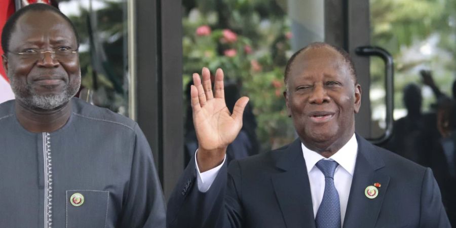 Omar Touray (l), Präsident der ECOWAS-Kommission, und Alassane Ouattara, Präsident der Elfenbeinküste, kommen zum ECOWAS-Treffen. Foto: Gbemiga Olamikan/AP/dpa