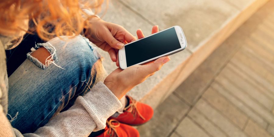 Frau mit Smartphone