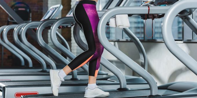 Hierzulande besitzen laut dem Branchenverband 15,2 Prozent der Bevölkerung eine Mitgliedschaft in einem Gesundheits-/Fitnesscenter. (Symbolbild) Frau auf Laufband