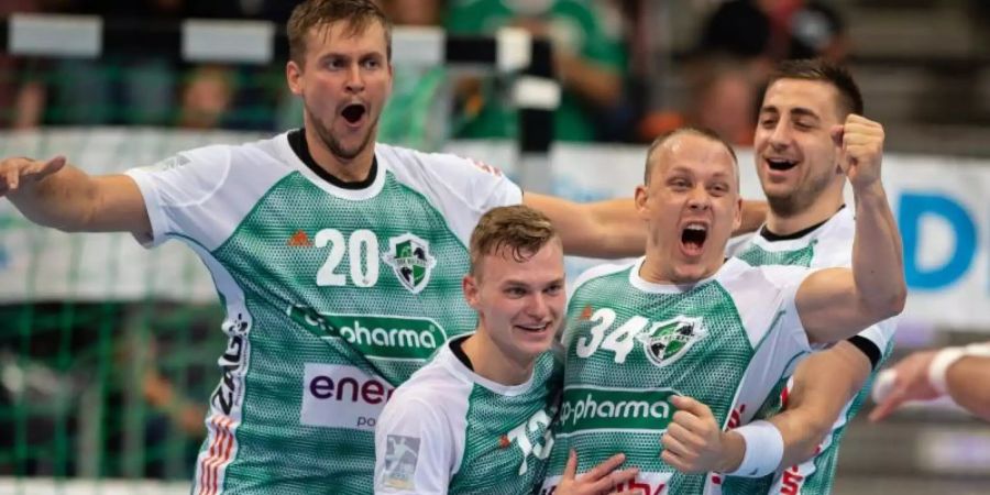 Hannovers Spieler bejubeln den Sieg über die SG Flensburg-Handewitt. Foto: Swen Pförtner