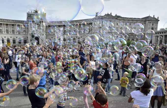 Menschen machen Seifenblasen während einer Aktion namens «Earth Strike» in Wien. Klimastreik - Wien