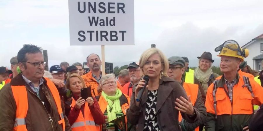 Bundeslandwirtschaftsministerin Julia Klöckner (CDU) spricht mit Forstleuten und Waldbesitzern, die in Mainz am Rande der Agrarministerkonferenz demonstrieren. Foto: Ira Schaible