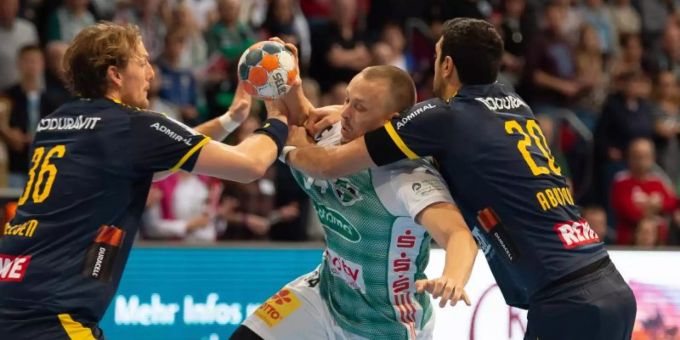 Hannovers Morten Olsen (M) ist in seiner jetzigen Form für den Bundesliga-Spitzenreiter kaum zu ersetzen. Foto: Swen Pförtner/dpa