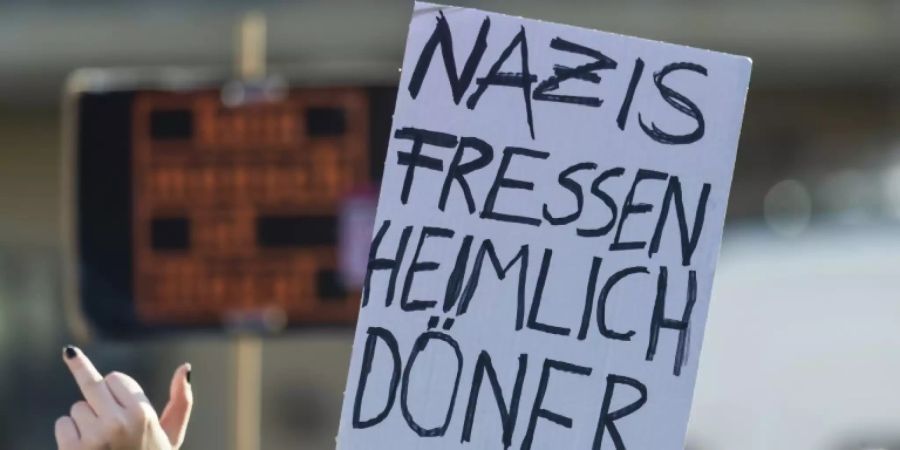 Schild bei der Demo gegen Pegida in Dresden