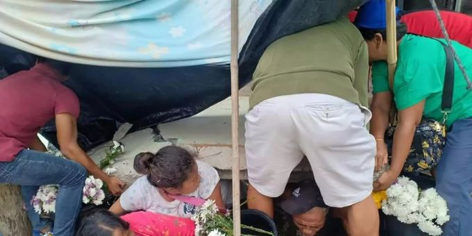 Unter Trümmern eingeklemmte Händler in Padada Unter Trümmern eingeklemmte Händler in Padada