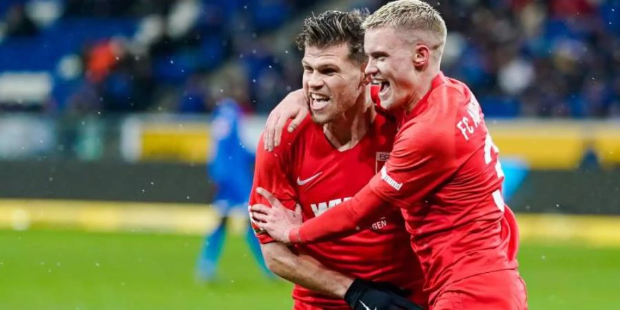 Der Augsburger Torschütze Philipp Max (r) feiert mit Vorbereiter Florian Niederlechner. Foto: Uwe Anspach/dpa