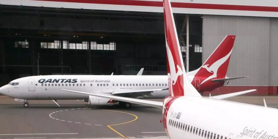 Zwei 737-Jets der australischen Fluggesellschaft Qantas rangieren auf dem Sydney Airport. Foto: Rick Rycroft/AP/dpa