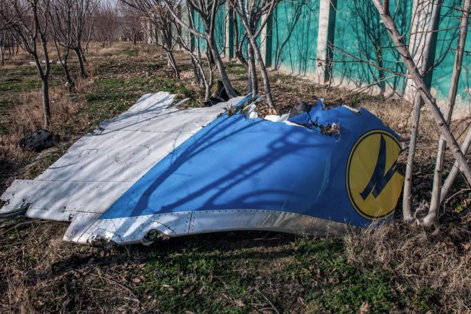 Ein Teil des Flugzeugrumpfs liegt an der Absturzstelle. Eine ukrainische Passagiermaschine ist in der Nähe des Imam-Chomeini-Flughafens der iranischen Hauptstadt Teheran abgestürzt. Nach Angaben der Hilfsorganisation iranischer Halbmond kamen alle Insassen ums Leben. Passagierflugzeug nahe Teheran abgestürzt