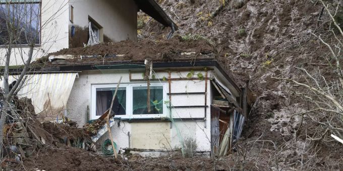Ein Wohnhaus in Österreich wurde am Montag von einem Erdrutsch getroffen und ist teilweise zerstört worden. Österreich