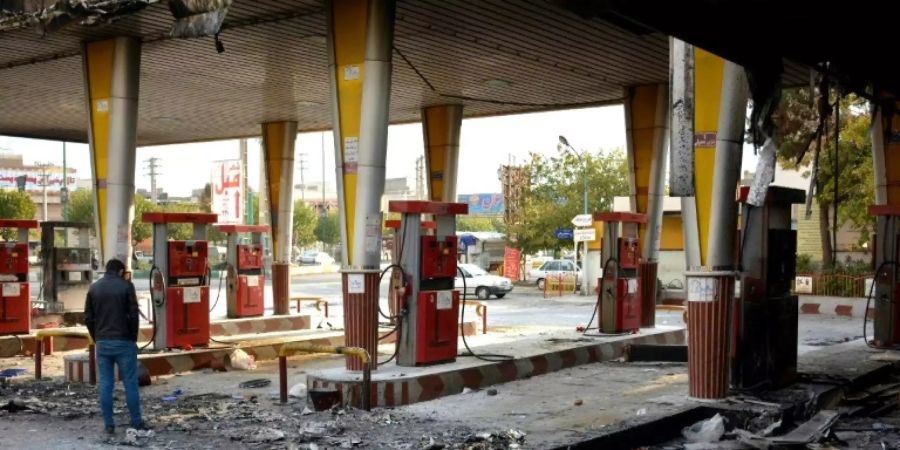 Zerstörte Tankstelle nahe Teheran