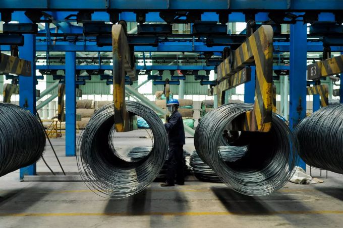 Ein Arbeiter steht in einer Stahlfabrik in der ostchinesischen Provinz Shandong. er Handelskrieg mit den USA erschwert es China, seine ursprünglichen Wachstumsziele einzuhalten. Stahlproduktion in China